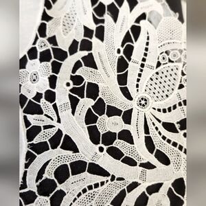 WIDE VINTAGE ITALIAN LACE TABLECLOTH AND NAPKINS